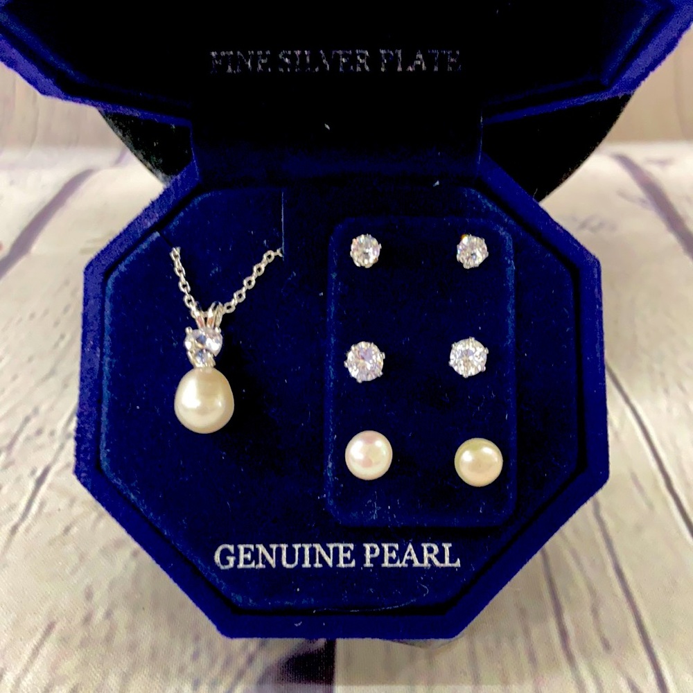 Pearl necklace with earrings